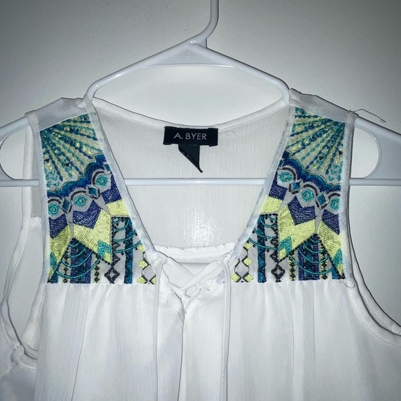 EUC sheer, embroidered tank - Picture 2 of 6